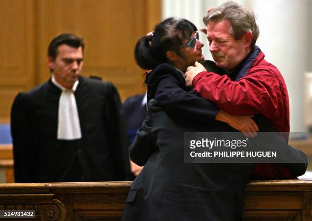 Jean-Claude Godrie , architecte de 57 ans qui avait tiré, en septembre 2002, sur son épouse Chantal Godrie , embrasse sa femme devenue aveugle à la...