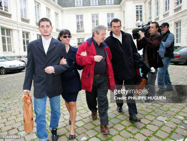 Jean-Claude Godrie , architecte de 57 ans, son épouse Chantal et leur fils Emmanuel , arrivent accompagné de l'avocat de Jean-Claude, Me Frank Berton...