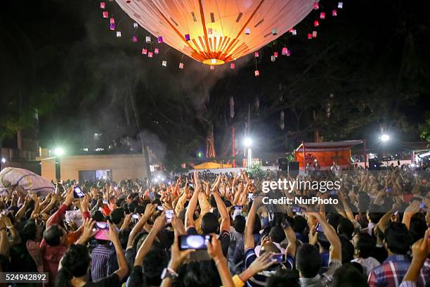 Oct. 27, 2015 - Dhaka, Bangladesh - Buddhist celebrating Pravarana Punnama. The Assayujjiya Punnama or the full moon day of Assayujjiya also known as...