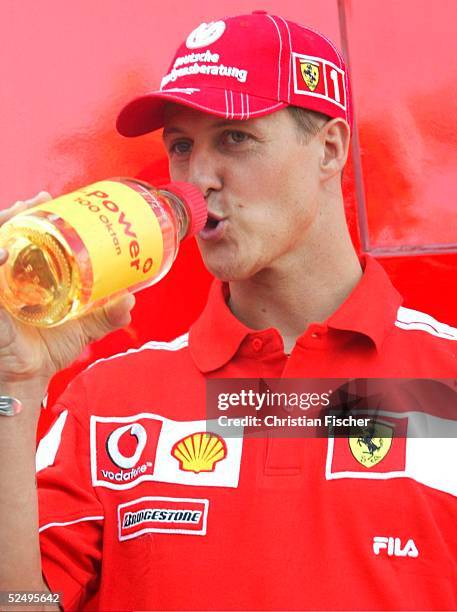 Motorsport / Formel 1: GP von Deutschland 2004, Hockenheim; Pressekonferenz / Randszenen; Scheinbar gute Laune bei Michael SCHUMACHER / Ferrari....