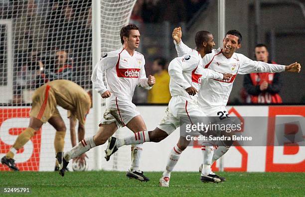 Fussball: UEFA Pokal 04/05, Stuttgart; VfB Stuttgart - Benfica Lissabon; Torjubel zum 1:0 durch CACAU mit Silvio MEISSNER und Kevin KURANYI /...