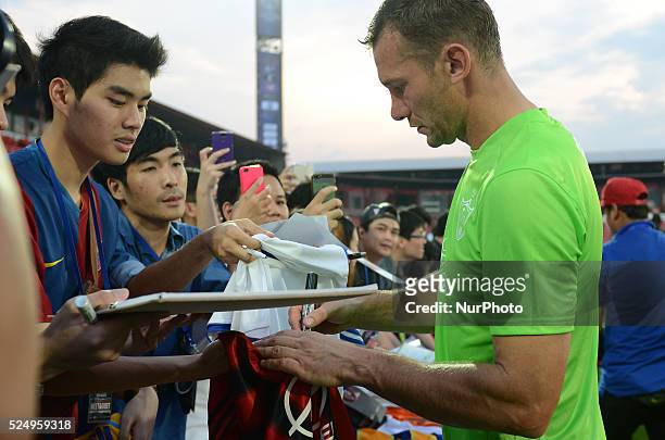 Andriy Shevchenko sign autographs to fans after a training session at SCG Stadium in Nonthaburi, Thailand on December 4, 2014.