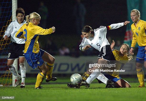Fussball / Frauen: U19 Testspiel 2004, Biberach; Deutschland - Schweden ; Annika KRAHN / GER schiesst ein Tor 27.10.04.