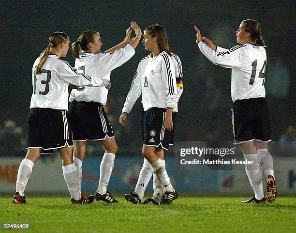 Fussball / Frauen: U19 Testspiel 2004, Biberach; Deutschland - Schweden ; Jubel GER 27.10.04.