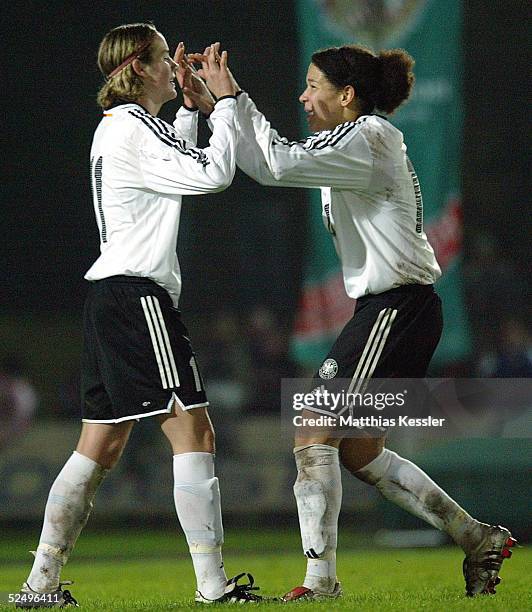 Fussball / Frauen: U19 Testspiel 2004, Biberach; Deutschland - Schweden ; Jubel Simone Laudehr und Celia Okoyino da Mbabi / GER 27.10.04.