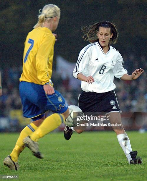 Fussball / Frauen: U19 Testspiel 2004, Biberach; Deutschland - Schweden ; SEGER / SWE, Lena GOESSLING / GER 27.10.04.