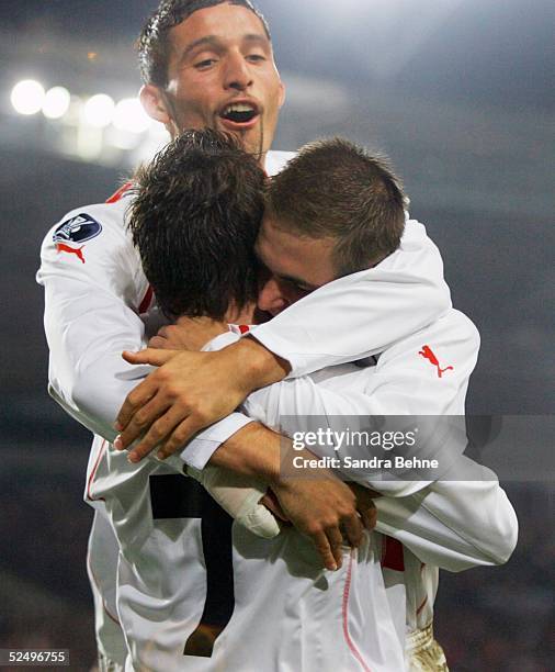 Fussball: UEFA Pokal 04/05, Stuttgart; VfB Stuttgart - Benfica Lissabon; Torjubel zum 2:0 durch Silvio MEISSNER mit Kevin KURANYI und Philipp LAHM /...