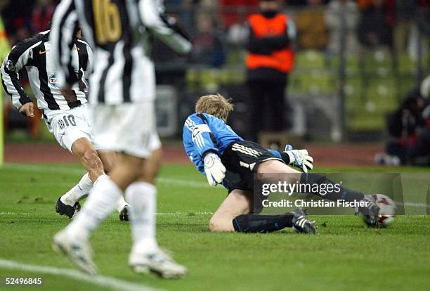 Fussball: Champions League 04/05, Muenchen; FC Bayern Muenchen - Juventus Turin; Torwart Oliver KAHN / Bayern muss sich Alessandro DEL PIERRO / Turin...