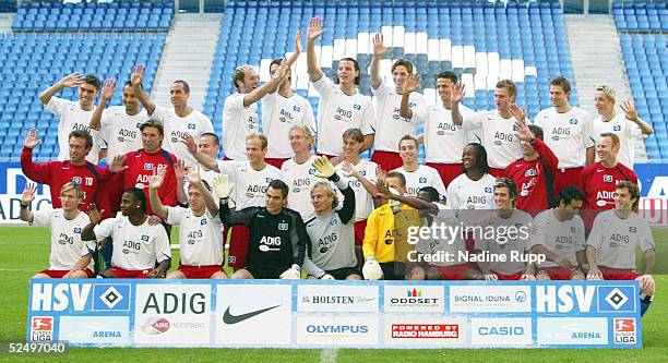 Fussball: 1. Bundesliga 04/05, Hamburg; Hamburger SV / Mannschaftsfoto; Hintere Reihe : Jean Carlos DONDE, Naohiro TAKAHARA, Stefan BEINLICH, Sergej...