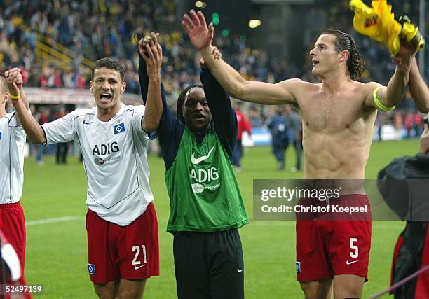 Fussball: 1. Bundesliga 04/05, Dortmund; Borussia Dortmund - Hamburger SV 0:2; Khalid BOULAHROUZ, Almani MOREIRA und Daniel van BUYTEN / HSV 23.10.04.