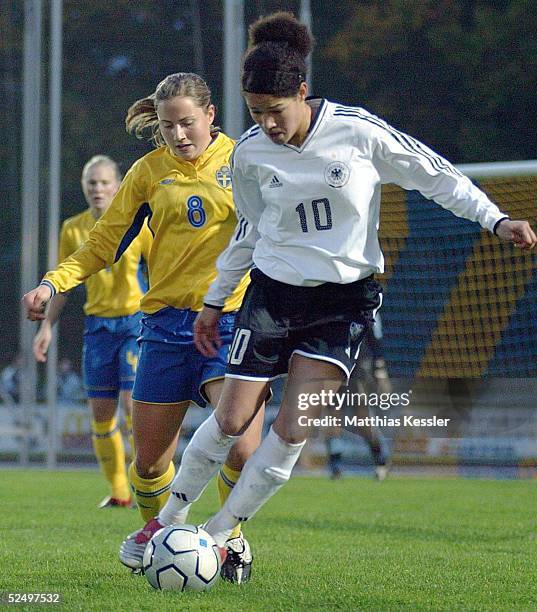 Fussball / Frauen: U19 Testspiel 2004, Biberach; Deutschland - Schweden ; Lena ANDERSSON / SWE - Celia Okoyino da Mbabi / GER 27.10.04.