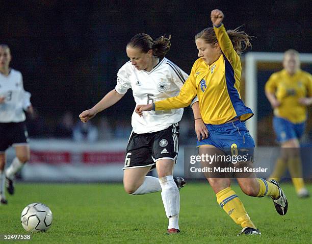 Fussball / Frauen: U19 Testspiel 2004, Biberach; Deutschland - Schweden ; Karolin THOMAS / GER, Lena ANDERSSON / SWE 27.10.04.