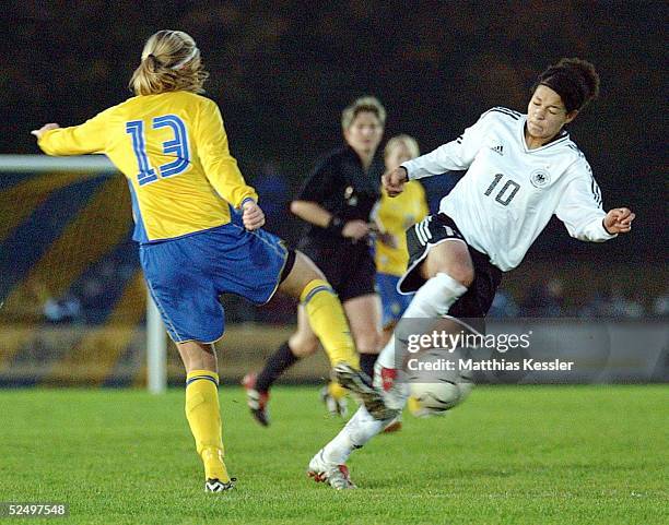 Fussball / Frauen: U19 Testspiel 2004, Biberach; Deutschland - Schweden ; Dahlkvist / SWE, Celia Okoyino da Mbabi / GER 27.10.04.