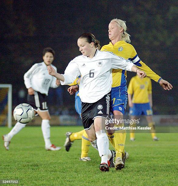 Fussball / Frauen: U19 Testspiel 2004, Biberach; Deutschland - Schweden ; Karolin THOMAS / GER, Caroline SEGER / SWE 27.10.04.