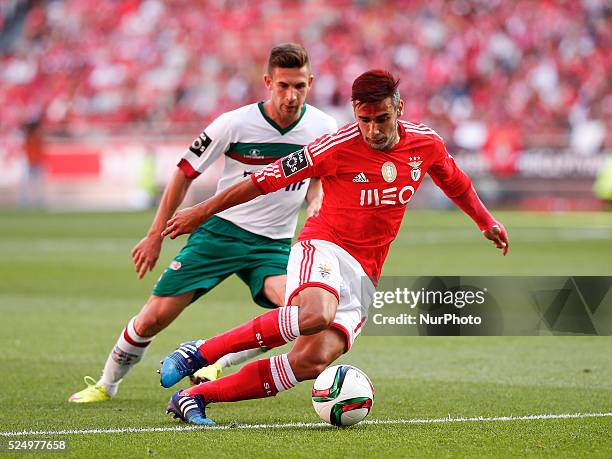 Benfica's forward Eduardo Salvio vies for the ball with Maritimo's midfielder Bruno Gallo during the Portuguese League football match between SL...