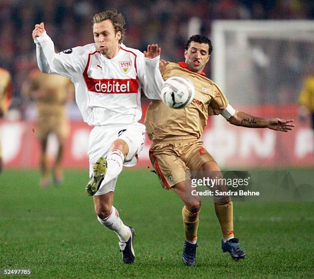 Fussball: UEFA Pokal 04/05, Stuttgart; VfB Stuttgart - Benfica Lissabon; v.l.: Andreas HINKEL / VfB, AMOREIRINHA / Lissabon 04.11.04.