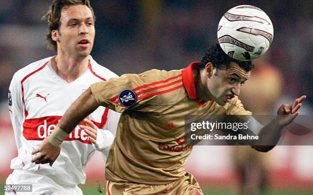 Fussball: UEFA Pokal 04/05, Stuttgart; VfB Stuttgart - Benfica Lissabon; v.l.: Andreas HINKEL / VfB, AMOREIRINHA / Lissabon 04.11.04.