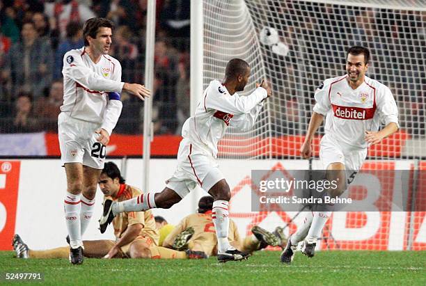 Fussball: UEFA Pokal 04/05, Stuttgart; VfB Stuttgart - Benfica Lissabon; Torjubel zum 1:0 durch CACAU mit Zvonimir SOLDO und Markus BABBEL /...