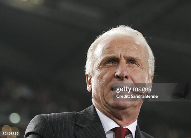 Fussball: UEFA Pokal 04/05, Stuttgart; VfB Stuttgart - Benfica Lissabon 3:0; Trainer Giovanni TRAPATTONI / Lissabon 04.11.04.