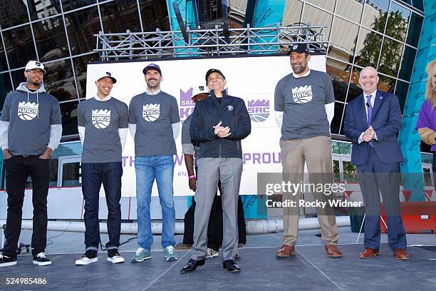 Vivek Ranadive of the Sacramento Kings along with Willie Cauley Stein, Doug Christie, Peja Stojakovic,Bobby Jackson,Vlade Divac, and Chris Granger...