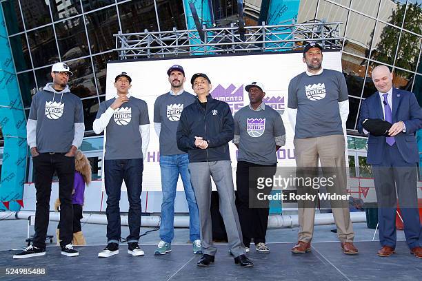 Vivek Ranadive of the Sacramento Kings along with Willie Cauley Stein, Doug Christie, Peja Stojakovic,Bobby Jackson,Vlade Divac, and Chris Granger...