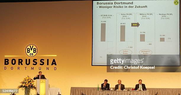 Fussball: 1. Bundesliga 04/05, Dortmund; Borussia Dortmund / Mitgliederversammlung; Manager Michael MEIER, Vizepraesideent Doktor Henning KREKE,...