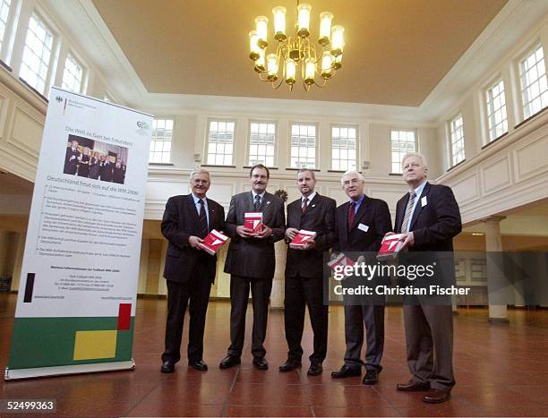 Fussball: Nationalmannschaft Deutschland 2004, Leipzig; Der geschaeftsfuehrende Praesident des DFB Dr. Theo ZWANZIGER, Stattsekretaer im...