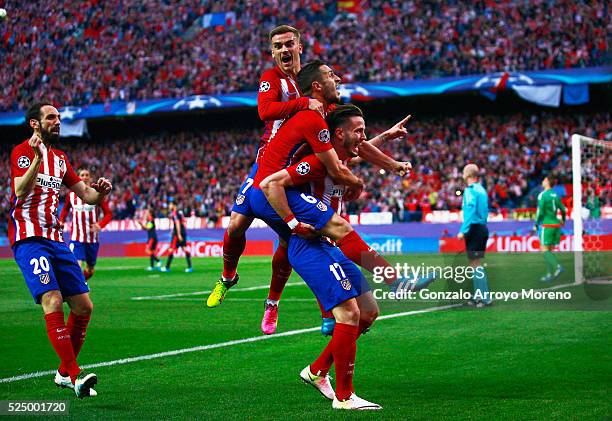 Saul Niguez of Atletico Madrid celebrates with team mates as he scores their first goal during the UEFA Champions League semi final first leg match...