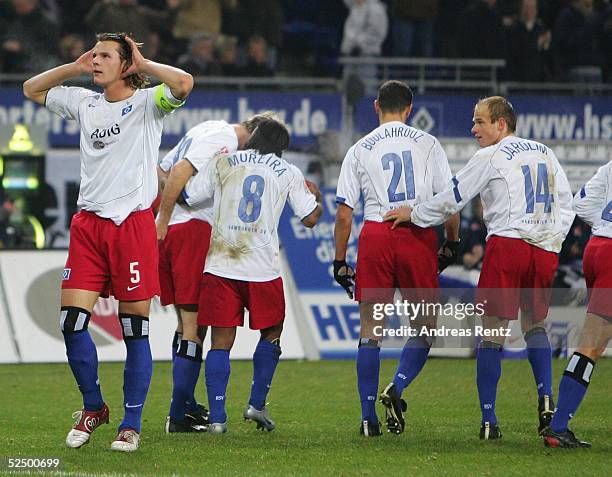 Fussball: 1. Bundesliga 04/05, Hamburg; Hamburger SV - VfL Wolfsburg 3:1; Daniel van BUYTEN / HSV nach seinem Tor zum 1:1, im Hintergrund Sergej...