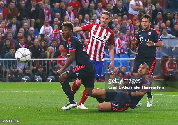 Saul Niguez of Atletico Madrid beats David Alaba, Arturo Vidal and Juan Bernat of Bayern Munich as he scores their first goal during the UEFA...