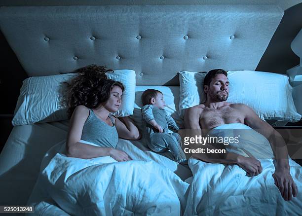 cosleeping with baby at night - three people bed stock pictures, royalty-free photos & images