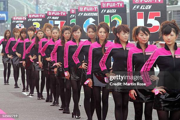 Motorsport / Formel 1: GP von Japan 2004, Suzuka; Fahrerparade; Grid Girls 10.10.04.