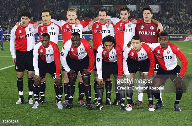 Fussball: UEFA Pokal 04/05, Rotterdam; Feyenoord Rotterdam - FC Schalke 04 2:1; Teamfoto Rotterdam; Hintere Reihe von links: Karim SAIDI, Patrick...