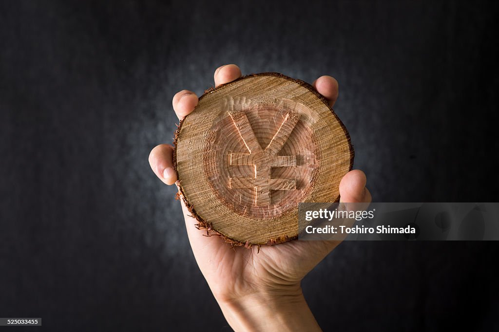 Grabbing a carved yen mark