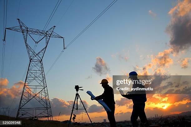 silhouette von ingenieuren arbeitnehmer in strom-bahnhof - telefonleitung stock-fotos und bilder