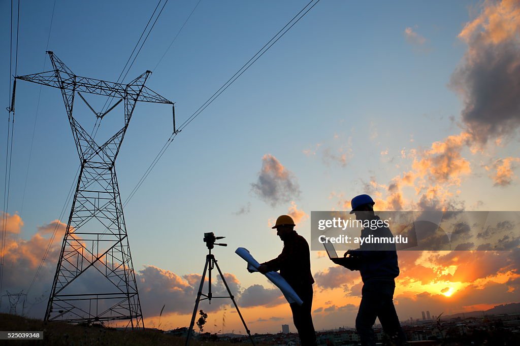 Silueta de trabajadores de la electricidad estación para ingenieros