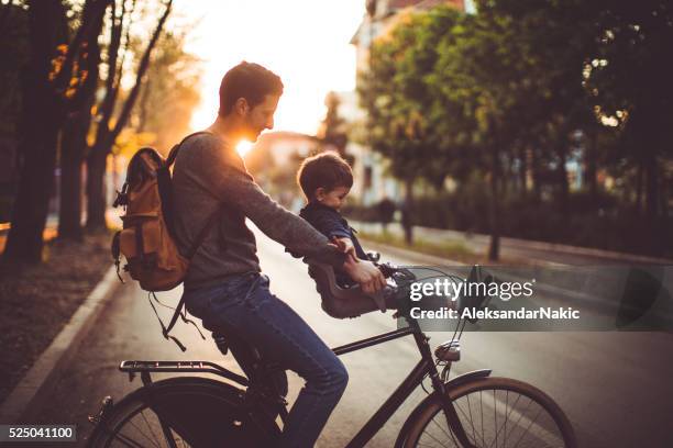 spaß und spiele auf einem fahrrad - familie urban stock-fotos und bilder