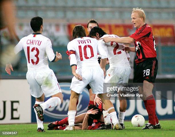 Fussball: Champions League 04/05, Rom; AS Rom - Bayer 04 Leverkusen 1:1; Aufregung, v.l. Cristian Eugen CHIVU, Francesco TOTTI, Alberto AGUILANI /...