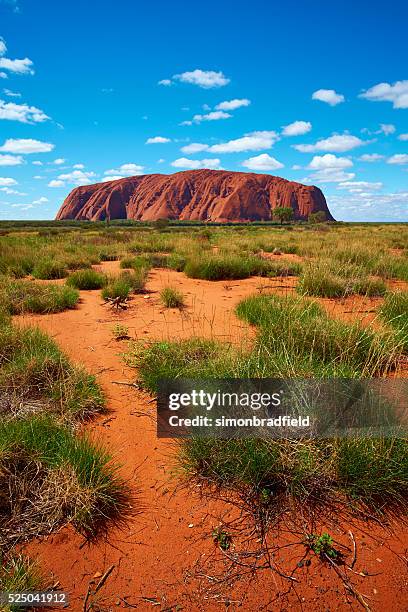 ayers rock und das australische outback - uluru stock-fotos und bilder