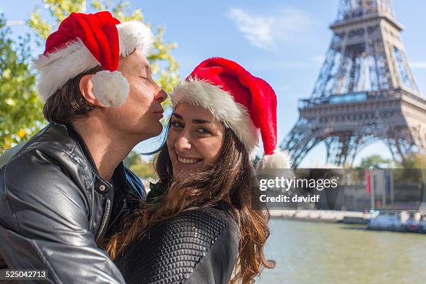 christmas kiss eiffel tower - eiffel tower christmas stock pictures, royalty-free photos & images