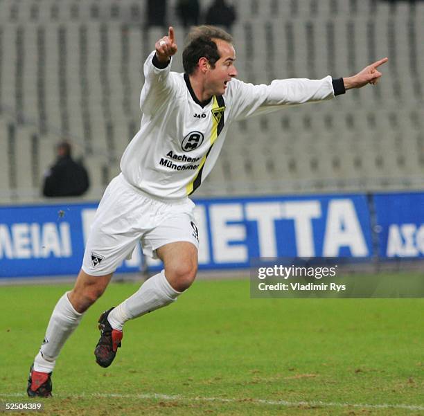 Fusball: UEFA Pokal 04/05, Athen; AEK Athen - Alemannia Aachen 0:2; Daniel GOMEZ / Aachen bejubelt sein Tor zum 0:2 15.12.04.