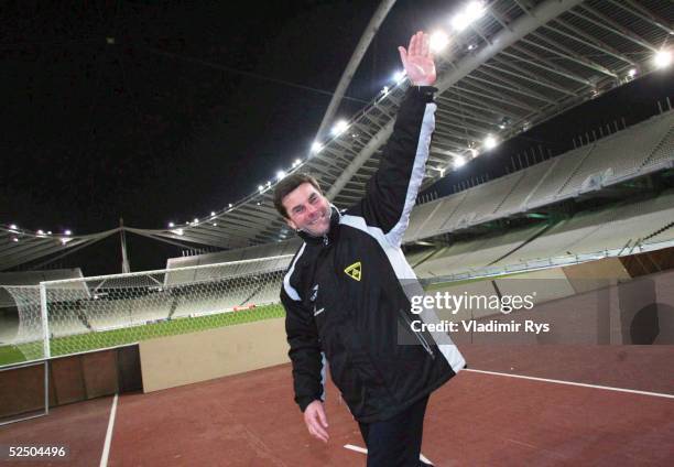 Fusball: UEFA Pokal 04/05, Athen; AEK Athen - Alemannia Aachen 0:2; Trainer Dieter HECKING / Aachen bedankt sich nach dem Spielende bei den Fans...