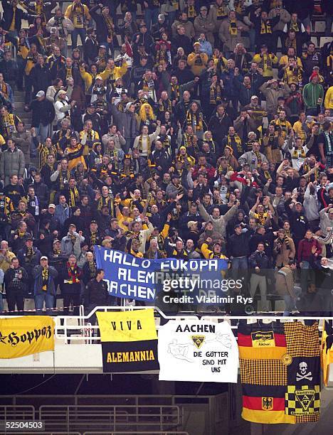 Fusball: UEFA Pokal 04/05, Athen; AEK Athen - Alemannia Aachen 0:2; Aachener Fans nach dem Spielende 15.12.04.