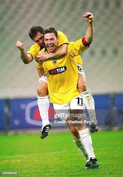 Fusball: UEFA Pokal 04/05, Athen; AEK Athen - Alemannia Aachen 0:2; Schlussjubel Erik MEIJER, Willi LANDGRAF / Aachen 15.12.04.