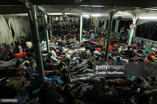 Dhaka , 18 Maggio 2013 - Persone dormono in luoghi di fortuna a causa del ciclone Mahasen che ha colpito il Bangladesh. EN: Dhaka , May 18, 2013 -...