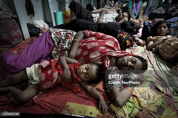 Dhaka , 18 Maggio 2013 - Persone dormono in luoghi di fortuna a causa del ciclone Mahasen che ha colpito il Bangladesh. EN: Dhaka , May 18, 2013 -...