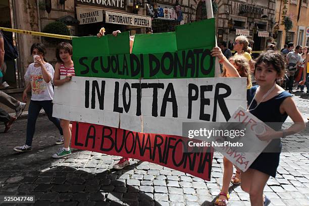 Elementary school children in the protest march against &quot;the good school&quot; new law the government's Matteo Renzi, on May 5 in Rome