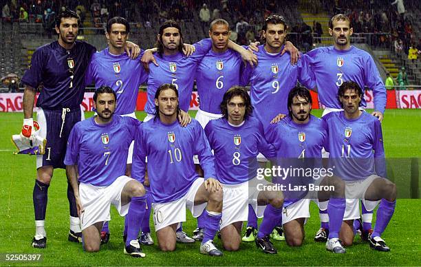 Fussball: Laenderspiel 2004, Braga; Portugal - Italien ; Teamfoto Italien, stehend von links: Torwart Gianluigi BUFFON, Christian PANUCCI, Daniele...
