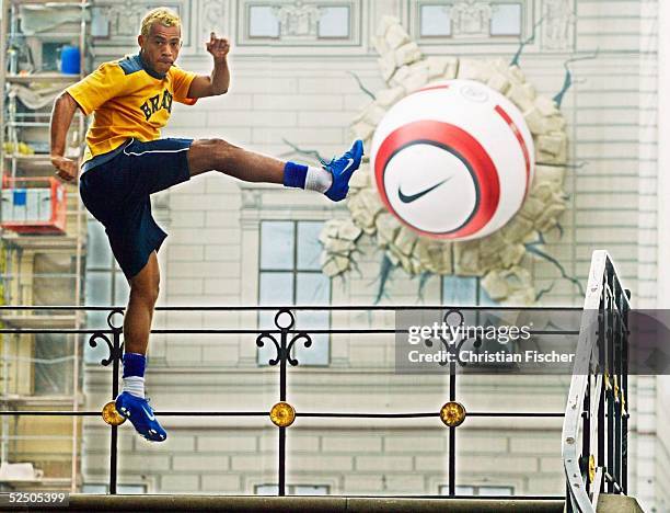 Fussball: Feature Marcelinho 2004, Berlin; MARCELINHO / Hertha BSC schiesst scheinbar den NIKE - Total 90 AEROW in das Alte Palais in Berlin....