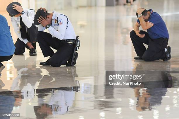 94 Earthquake Drop Cover Hold On Stock Photos High Res Pictures And 94 Earthquake Drop Cover Hold On Stock Photos High Res Pictures And